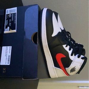 Nike air Jordan mids GS black white chili-red. 6.5 youth.